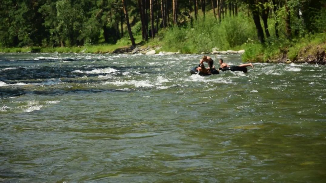 ⁣Дети сплавляются по горной реке на камерах от камаза. Горный алтай