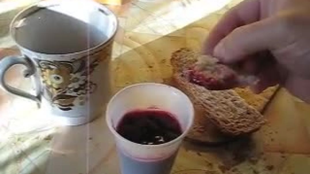 Домашний черничный сироп, йогурт и хлеб. Homemade blueberry syrup, yogurt and bread