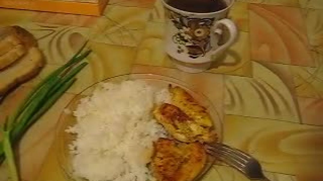 Жареная куриная грудка с рисом и карри. Fried chicken breast with rice and curry.