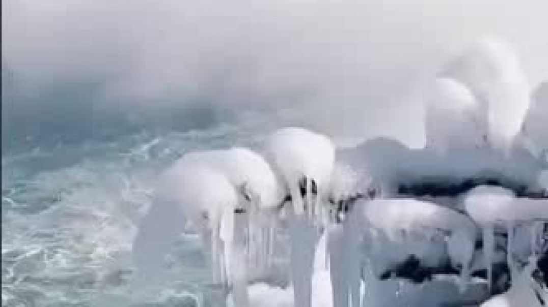 ⁣Ниагарский водопад зимой