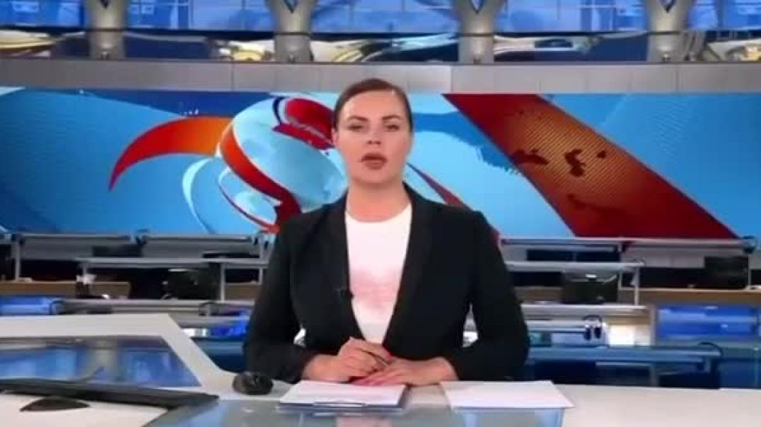 ⁣Марина Овсянникова в прямом эфире новостей вышла с плакатом "нeт вoйнe"