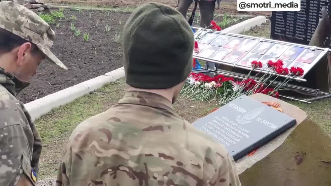 Пленных солдат ВСУ привезли на кладбище жертв украинской агрессии в Луганске