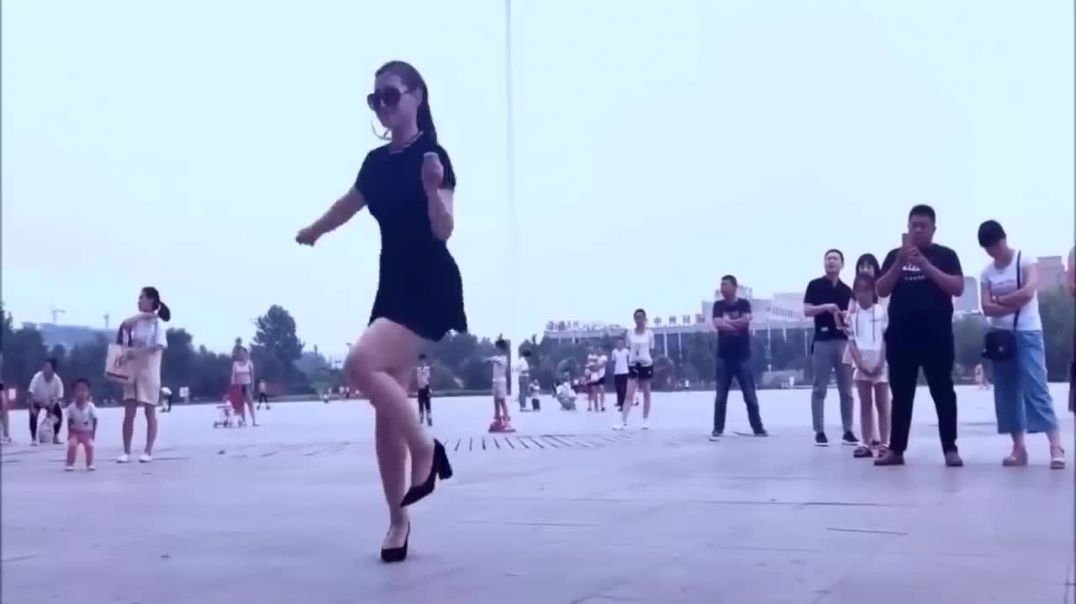 ⁣Красавица китаянка Цинцин исполняет восхитительный танец  шафл.