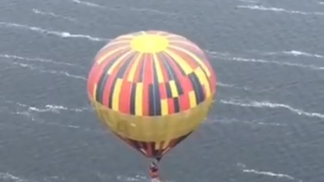 Воздушный шар над водой 🎈🌊