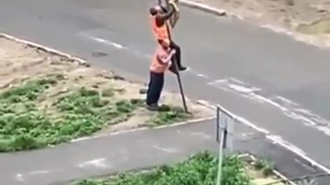 ⁣Живой дорожный знак: когда ремонт дорог выходит на новый уровень! 🚧🧍‍♂️