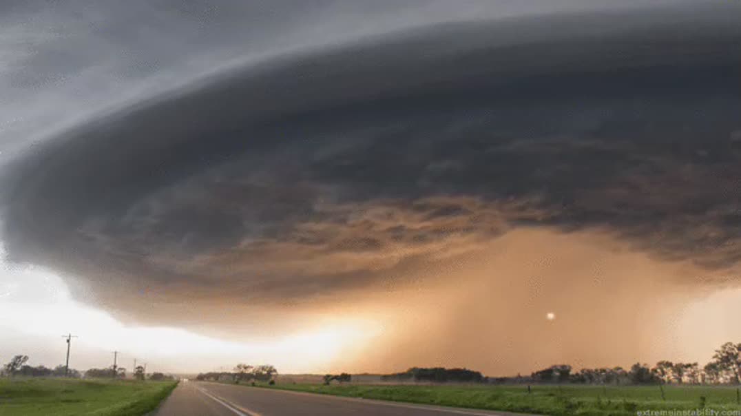 Гигантский грозовой суперъячейковый шторм ⛈️🌪️
