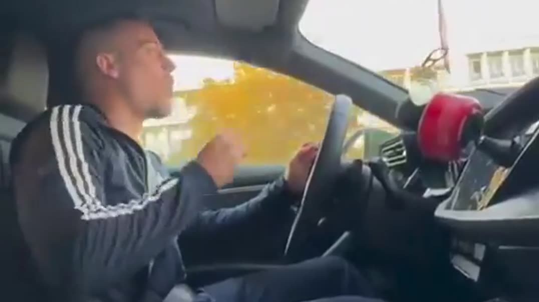 Инженерная мысль по-балкански: перекус за рулем 🚗🥫