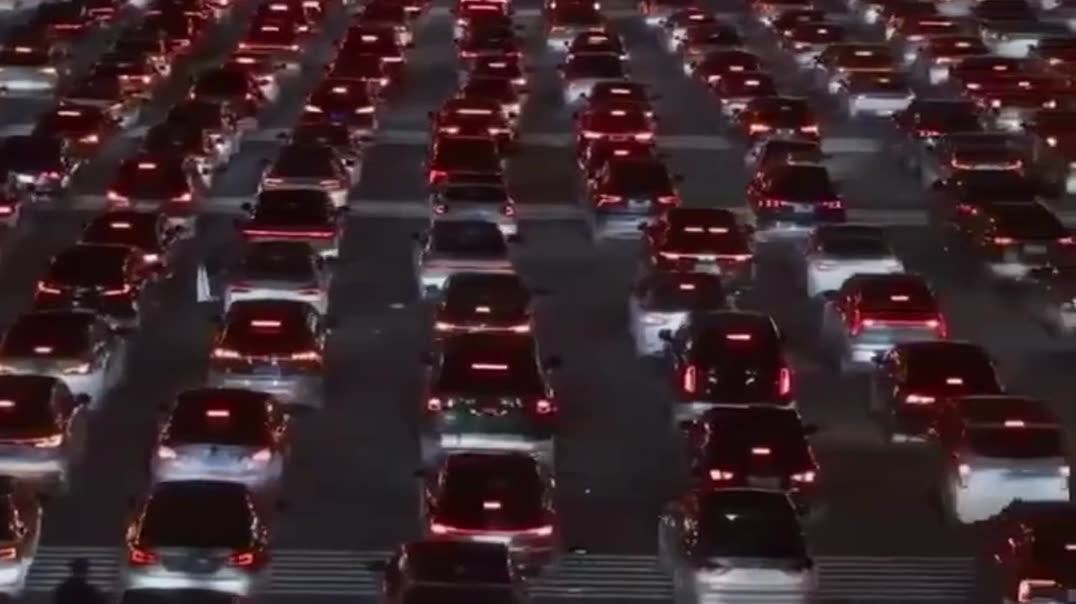 На ночном многополосном шоссе 🚗🌃