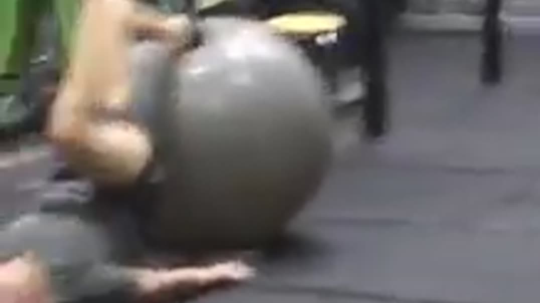 Неудачное упражнение с фитболом в зале 🏋️‍♂️💥