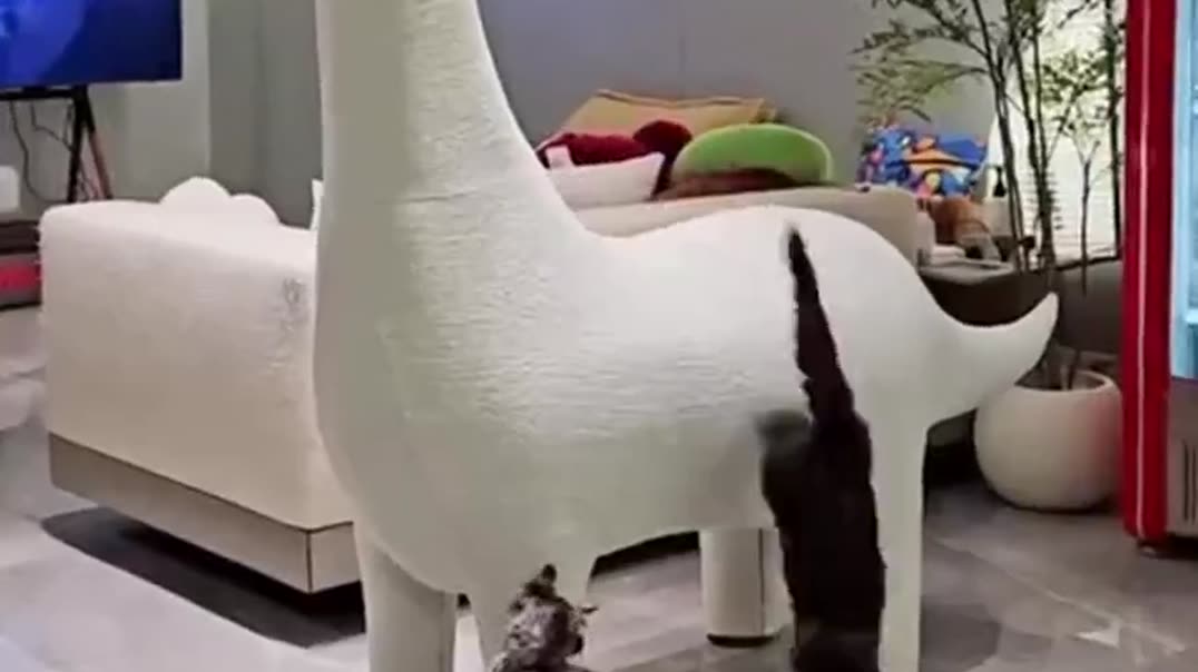 Котики осваивают — статую динозавра 🦕🐈