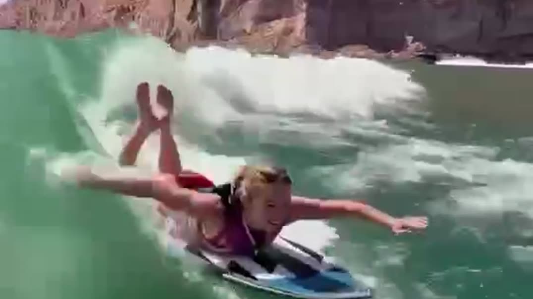 Девушка катается на бодиборде по волне 🌊🏄‍♀️