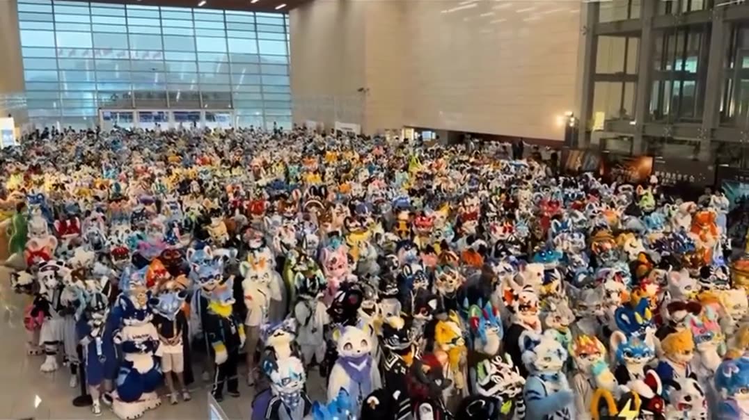 🐾 Огромная толпа фурри в ярких костюмах собралась на масштабный конвент! 🎉🐺  Описание: