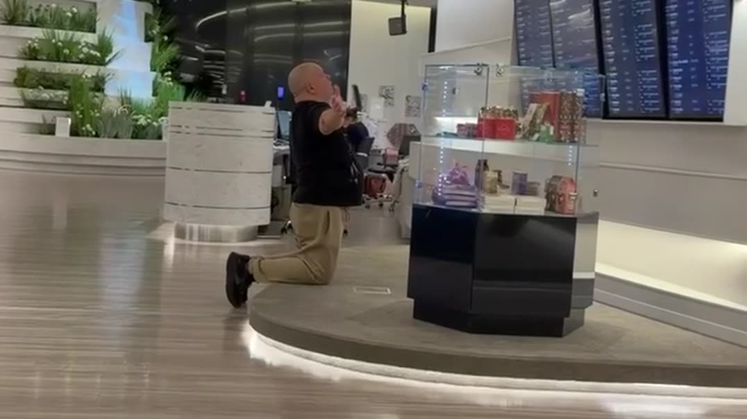 ⁣Отчаяние у табло вылетов: когда рейс снова задерживают! ✈️😱
