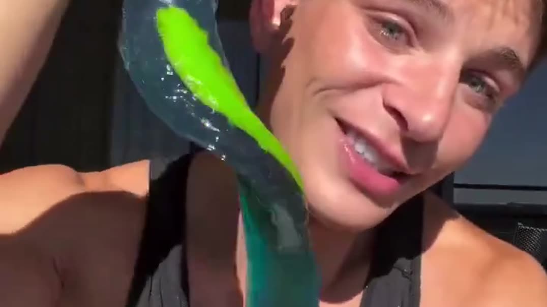 Забавная дегустация червяков и змей 🐛🍬