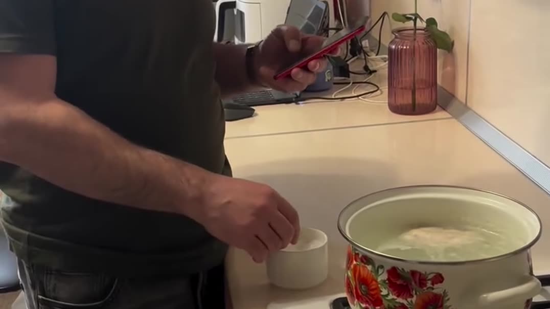 Неожиданная реакция на кухне 🍳😂