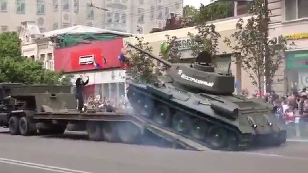 Танк Т-34 съезжает с трала на параде 🪖🇷🇺