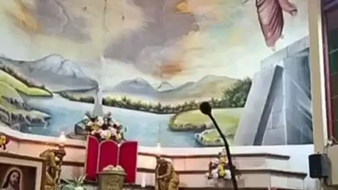 Падение креста во время похорон в церкви