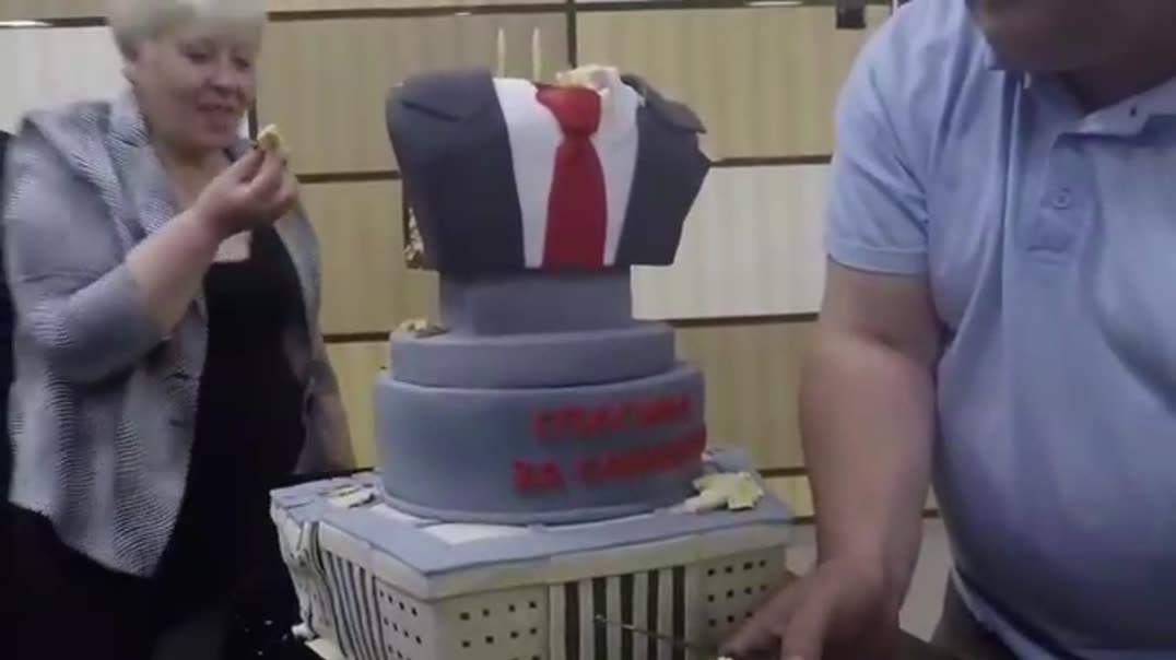 Торт в виде бюста Дональда Трампа 🎂