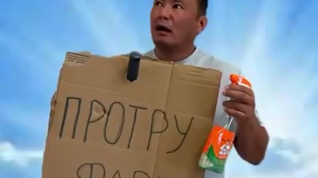 ⁣Когда устроился мойщиком фар на светофоре